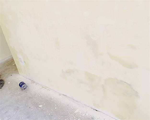 Chân tường của nhiều căn hộ đều bị hiện tượng như thế này