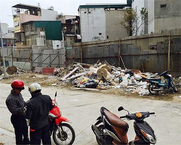 Bên ngoài căn hộ, rất nhiều rác thải được đổ tràn lan, gây mất vệ sinh và ảnh hưởng tới mỹ quan khu chung cư