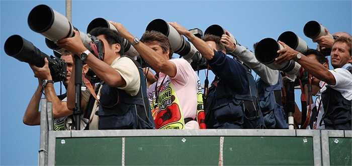 Nhiếp ảnh gia. Chụp ảnh là một nghề nghiệp với một phần là đam mê và một phần là sáng tạo nghệ thuật. Những thợ chụp ảnh lành nghề có thể kiếm được thu nhập 'khủng' từ việc tạo ra những bộ hình nghệ thuật