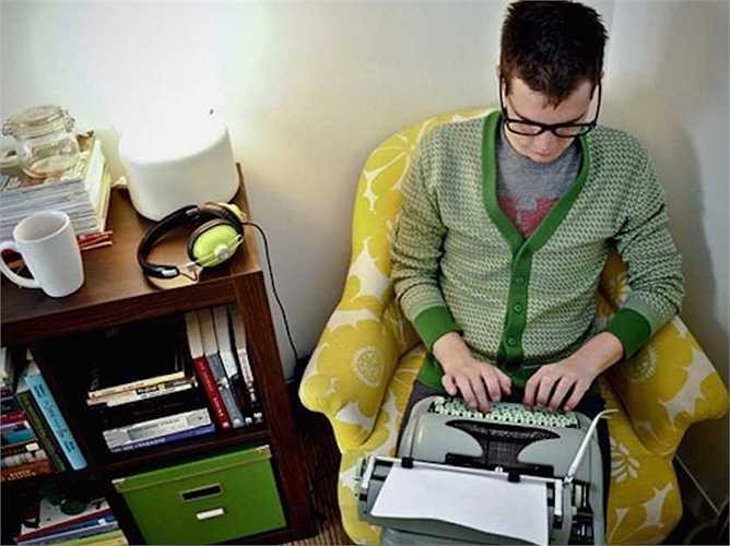 Viết văn. Công việc này gần như thuộc về sáng tạo nghệ thuật và đam mê nhiều hơn. Ngày nay, những nhà văn tự do có thể tham gia vào các hội sáng tác trên Internet