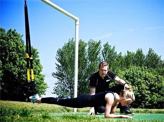 Tập Fitness. Ngày càng có nhiều người tìm đến các trung tâm Fitness để rèn luyện sức khỏe và điều này dẫn đến sự cần thiết của những huấn luyện viên hướng dẫn 