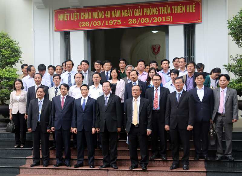 Phó Thủ tướng Vũ Đức Đam và lãnh đạo, cán bộ, giảng viên ĐH Huế. Ảnh: VGP/Đình Nam