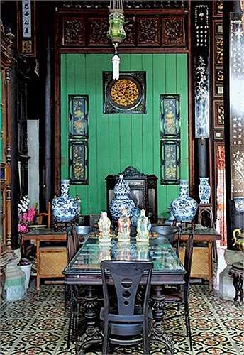 Thú chơi đồ gốm sứ cổ có thể kể đến chén Tuyên Đức Niên Phụng từ đời Minh có niên đại 572 năm, một độc bình Thành Hóa Niên Chế gần 533 tuổi... hầu hết thuộc hàng độc nhất vô nhị, được đại gia này bày trang trọng trên bàn thờ, bàn, sập gụ, trong gian chính ngôi nhà. 