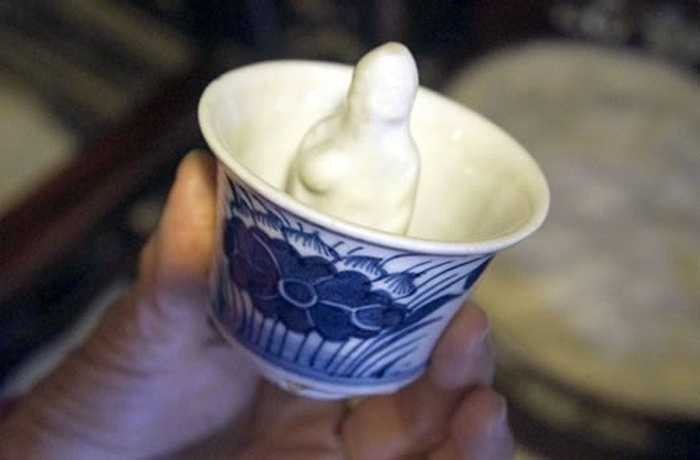 Là thương gia giàu có vào cuối thế kỷ 18, gia đình họ Lê - chủ hiệu buôn Tấn Ký (Hội An - Quảng Ngãi) - khiến không ít người ngưỡng mộ vì thú chơi, độ sành đồ gốm, sứ. Trong đó, gia chủ lùng mua được chiếc 'chén Khổng Tử' vốn là một báu vật vô giá.