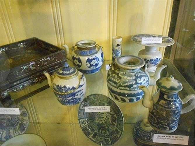 Gia chủ đã rất kỳ công sưu tập, mua chén, bình gốm của các lái thương nước ngoài. Trong đó, có nhiều món đồ đặc biệt như chiếc tô và bình hoa bằng ngọc. Chiếc tô ngọc mỗi khi rót nước vào thì nước trong tô nổi sóng lăn tăn.