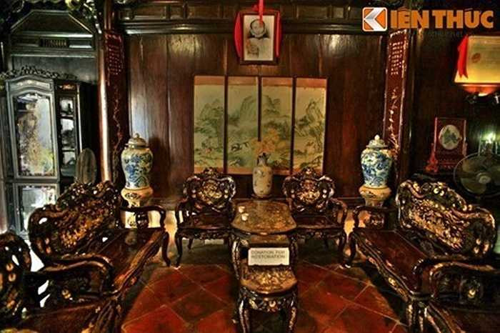 Hầu hết đồ gốm có họa tiết trang trí cầu kỳ, tinh xảo và đẹp mắt. Nhiều món đồ hợp mệnh, hợp tuổi gia chủ hoặc làm vật gia bảo giúp gia đình giữ được sự giàu có, thịnh vượng. Trong hình là phòng khách của đại gia họ Lê ở Hội An với bộ salon khảm trai và bình gốm trang trí.