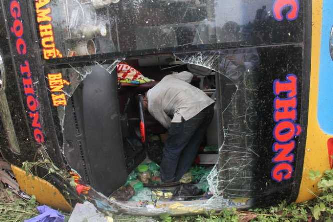 Xe khách lao xuống vực, tài xế phụ đánh công an