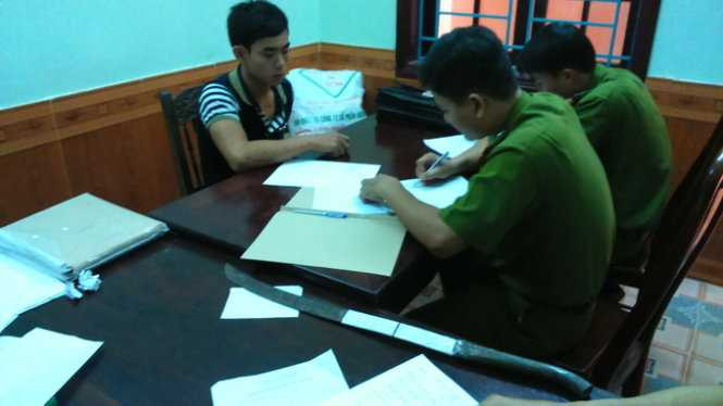 Xe khách lao xuống vực, tài xế phụ đánh công an