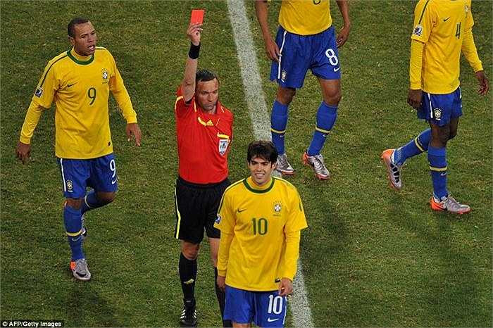 Thoáng buồn trong sự nghiệp, Kaka nhận thẻ đỏ trong trận đấu với Bờ Biển Ngà, World Cup 2010. 