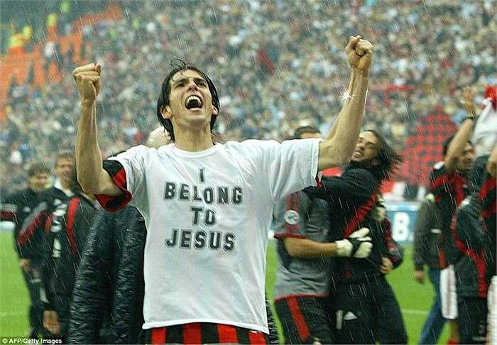 'Tôi thuộc về Chúa' là chiếc áo kỉ niệm ngày Kaka đăng quang Serie A cùng AC Milan, năm 2004, sau trận thắng AS Roma 1-0.