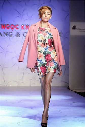 Một chuyên gia sắc đẹp đã ca ngợi Hoàng Yến có dáng đi như lướt trên sàn diễn.