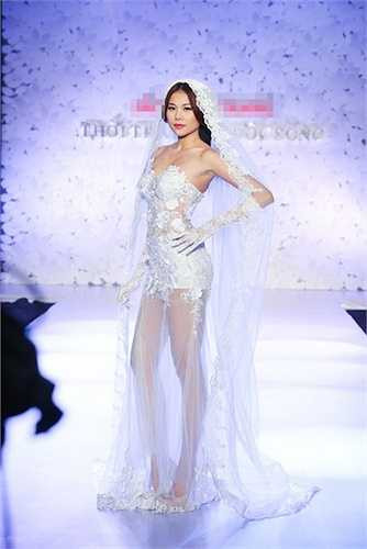 Đôi chân tuyệt mỹ giúp cô trở thành vedette trong vô vàn show diễn và trở thành một trong những chân dài quyền lực nhất làng mẫu Việt.