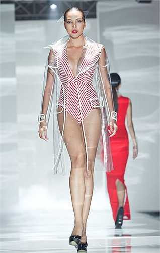 Lợi thế hình thể này giúp cô dễ dàng nổi bật trên sàn catwalk.