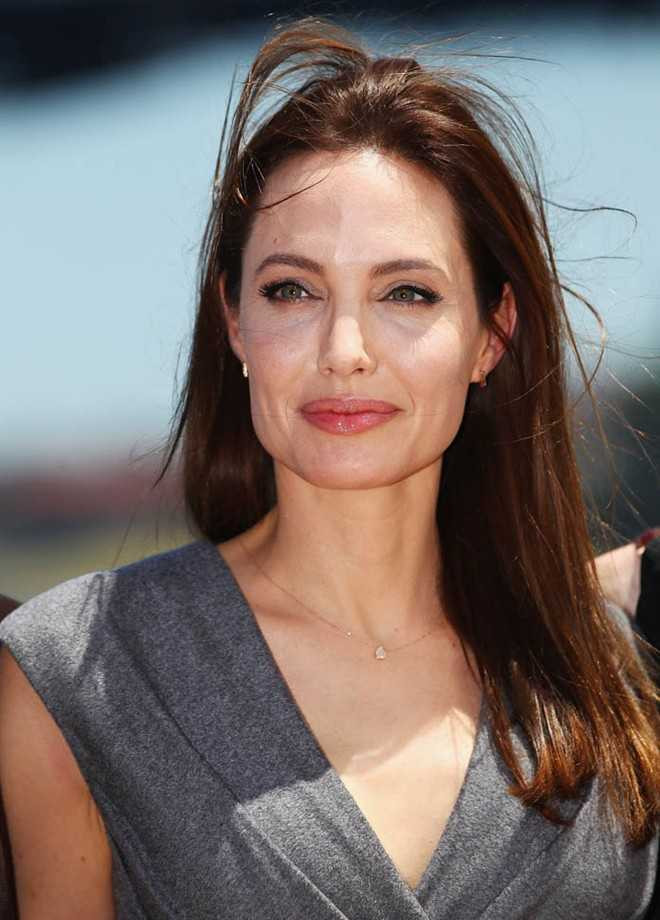 Sau khi cắt bỏ hai tuyến vú, Angelina Jolie tiếp tục trải qua phẫu thuật ống dẫn và buồng trứng để chống chọi và ngăn chặn căn bệnh ung thư.