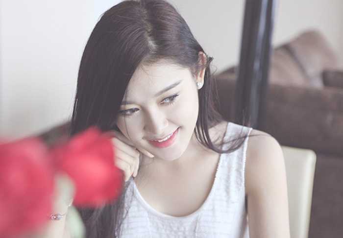 Huyền My xinh đẹp dịu dàng trong căn hộ mới mua. 