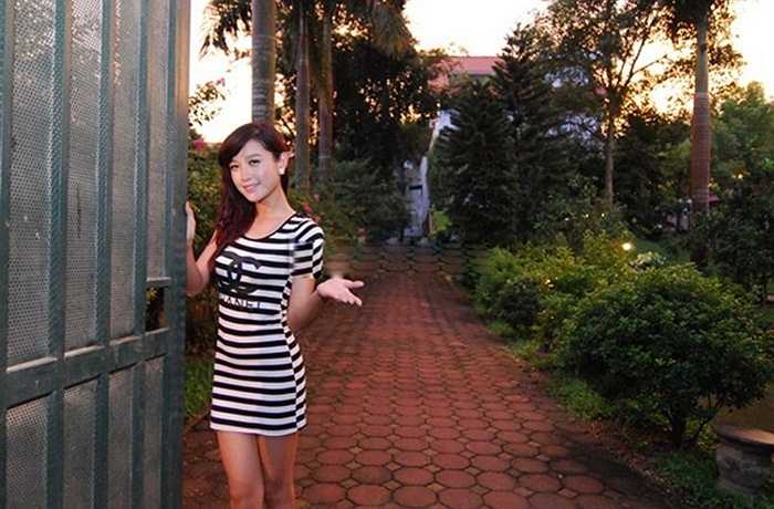 Trước đó, Á hậu cùng gia đình sống trong một căn biệt thự có diện tích đáng mơ ước: 800m2. 