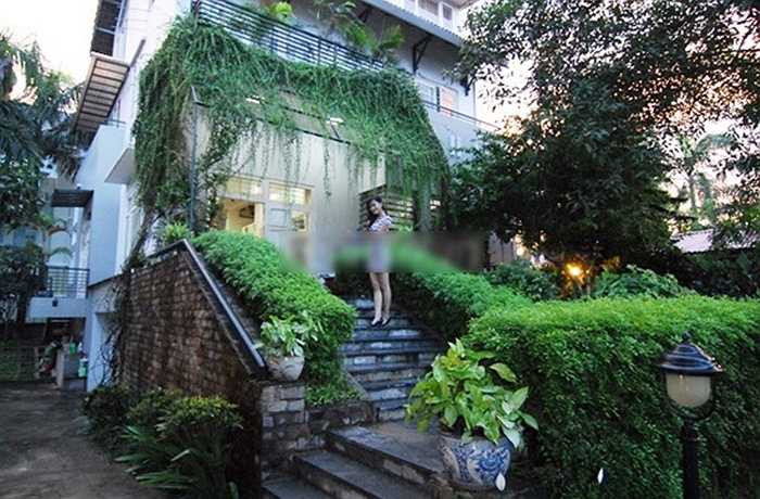 Biệt thự của gia đình Á hậu 1 Huyền My được xây dựng tại Hà Nội và theo phong cách gần gũi với thiên nhiên. 