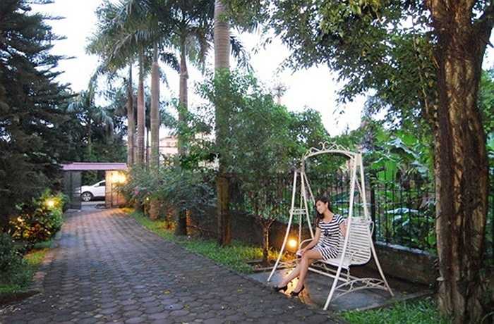 Trong nhà có vườn tược, xích đi, ban công nhìn ra ngoài trời thoáng đãng và đặc biệt có bể bơi trong nhà để thư giãn và hoạt động thể thao. 