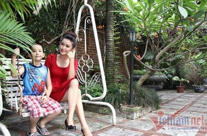 Cô thường xuyên chơi cùng cậu em trai trong vườn nhà. 