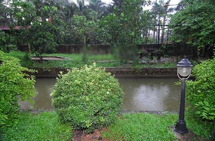 Trong vườn còn có cả một hồ nước trong mát. 