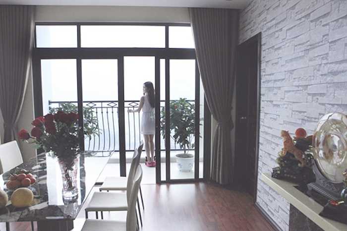 Cô rất thích không gian thoáng đãng ngoài ban công buổi sáng sớm 