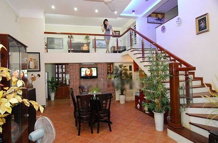 Bên trong căn biệt thự, tất cả mọi thứ từ màu sơn tường, rèm cửa cho đến bộ sa lon trong phòng khách đều cùng tông màu vàng nhạt trang nhã. 