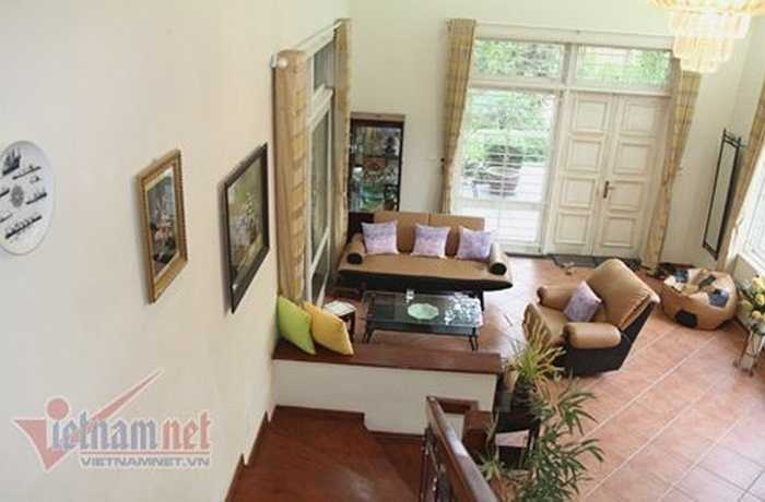 Phòng khách được thiết kế với những vật dụng đơn giản, tinh tế. 