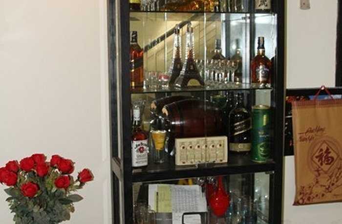 Tủ rượu sang trọng ở góc phòng với nhiều loại rượu ngọai đắt tiền. (Trung Ngạn tổng hợp)