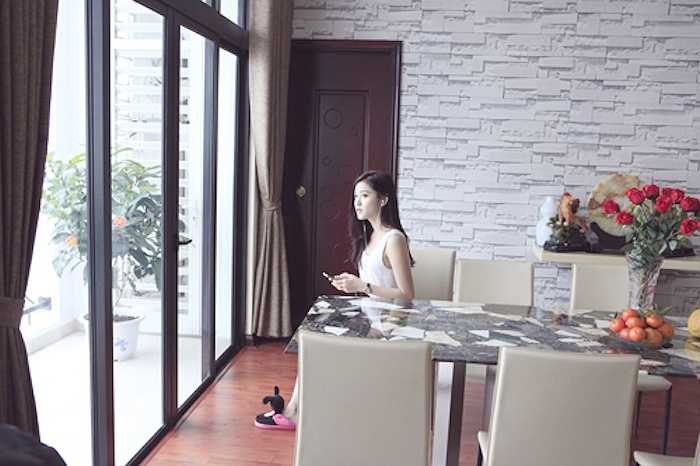 Huyền My thích tạo cho căn nhà một không gian sang trọng, tươi sáng. 