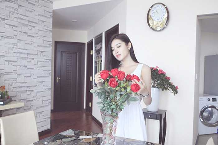 Cô thường điểm tô cho căn hộ bằng những lọ hoa tươi tắn. 