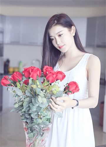 Á hậu Việt Nam 2014 rất đảm đang.