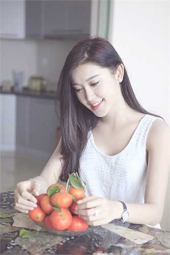 Cô cũng thường xuyên mua trái cây về ăn để giữ dáng. 