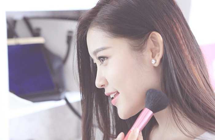 Người đẹp cũng giữ cho mình một góc phòng để trang điểm. 