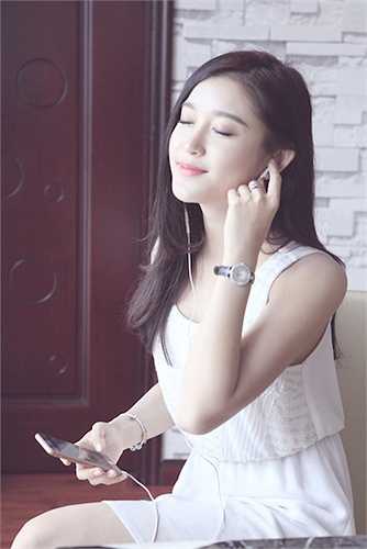 Á hậu thường dành nhiều thời gian để thư giãn trong căn hộ cao cấp. 