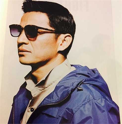 Kiatisuk khoe nét điển trai, lạnh lùng với bộ trang phục áo khoác, bên trong là sơ mi và đeo kính râm.