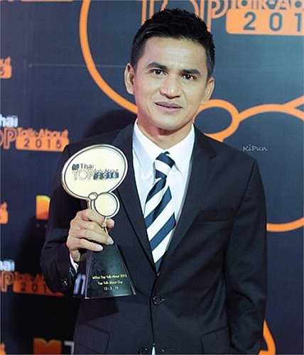 Tại lễ trao giải MThai Top Talk-About 2015 cách đây hơn một tuần, Kiatisuk được nhận một giải thưởng vì những đóng góp to lớn cho bóng đá Thái Lan. (Nguồn: Ngôi Sao)