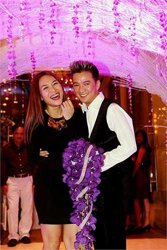 Về bất động sản phải kể đến biệt thự 3 triệu USD nằm trên đường Thất Sơn, thuộc khu cư xác Bắc Hải, quận 10, TP. HCM. Ngoài căn biệt thự trên, Đàm Vĩnh Hưng còn sở hữu một căn hộ Penthouse trị giá 5 triệu USD.