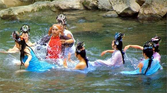 Chị em nhà yêu nhền nhện: Vì nhan sắc của họ mà Trư Bát Giới đã hóa thành con cá đen len lỏi qua đùi các mỹ nhân. 7 chị em nhà yêu nhền nhện này xuất hiện vào tập thứ 21 - Rơi vào động Bàn Tơ.