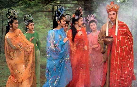 Tên đầy đủ của 7 người là A Hoàng, A Lam, A Lục, A Thanh, A Tranh, A Tử, A Xích. Được biết, để quay cảnh tắm suối cho các người đẹp thì vị đạo diễn đã khá đau đầu, bởi thời đó các cảnh quay không được để lộ da thịt quá nhiều.