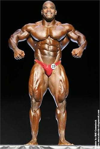 Johnnie (sinh năm 1971) tại New Jersey, Mỹ là vận động viên sở hữu một thân hình cơ bắp cuồn cuộn.