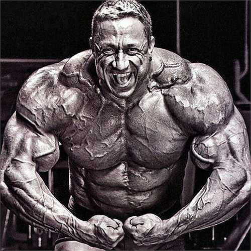 Markus luôn duy trì chế độ tập luyện 6 ngày/tuần, nhờ đó các cơ của anh không ngừng phát triển, ngay cả khi qua tuổi trưởng thành.