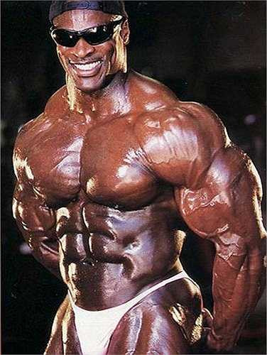 4. Lực sĩ thép: Ronnie Coleman sinh năm 1964 tại Mỹ, là VĐV thể hình chuyên nghiệp. Cân nặng lên tới 150kg, Coleman quả thực là một lực sĩ thép. 