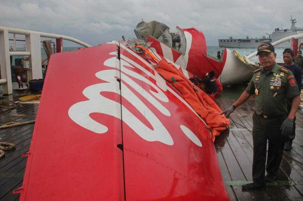 Mảnh vỡ của chiếc Airbus A320 mang số hiệu QZ8501 của hãng AirAsia được tìm thấy trên biển Java 