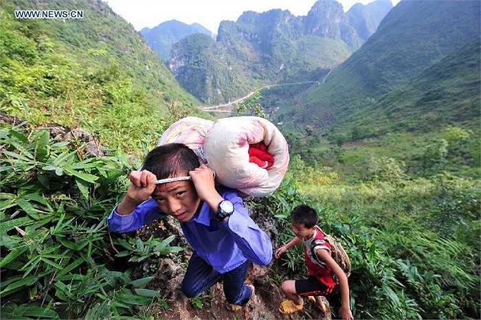 Hình ảnh một nam sinh đang vác theo chăn màn cá nhân vượt qua một hẻm núi thuộc một khu tự trị ở Quảng Tây để đến trường Nongyong. Được biết, ngôi trường nhỏ này đang là nơi học của khoảng 250 học sinh lân cận.