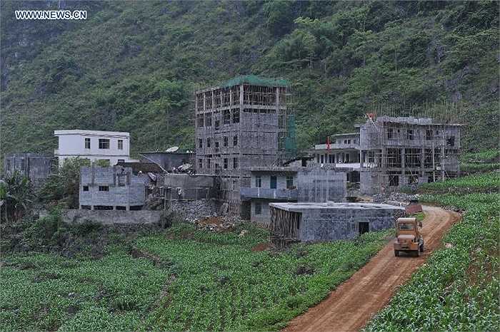 Đây là quang cảnh một số tòa nhà mới đang được xây dựng quanh trường tiểu học Nongyong.