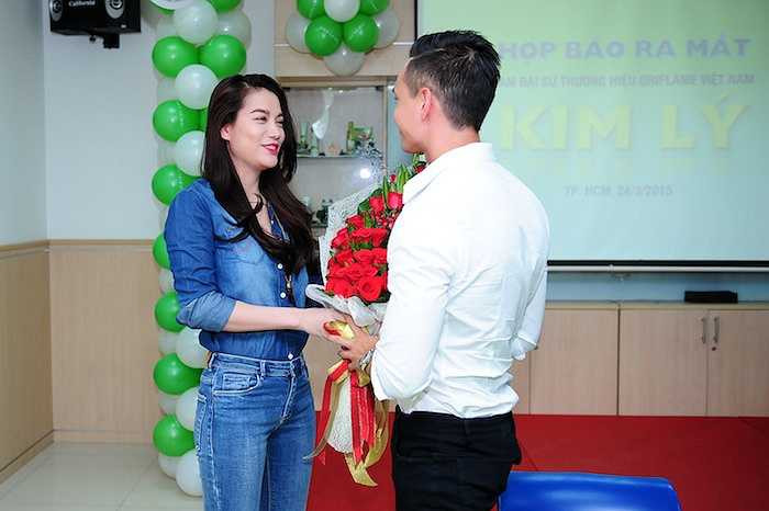 Nam diễn viên Kim Lý ngay lập tức đỏ mặt khi nhận hoa từ 'người tình màn ảnh'.