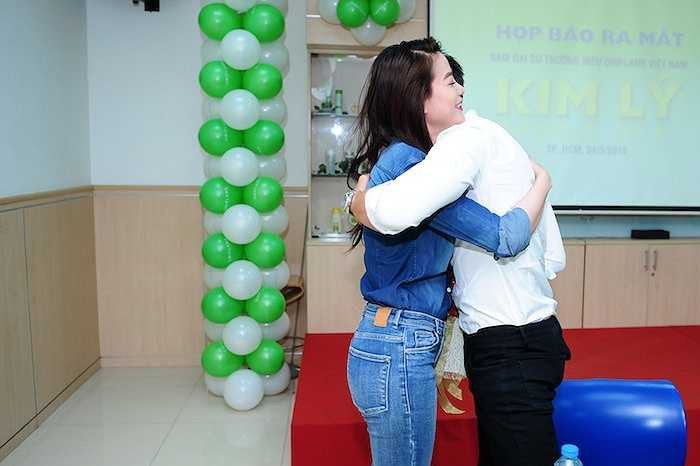 Họ trao nhau những cử chỉ vô cùng tình cảm.