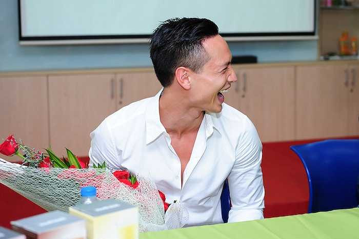 Nam diễn viên rất phấn khích khi nhận được sự ủng hộ của người bạn kiêm nữ đại sứ thương hiệu mỹ phẩm này.