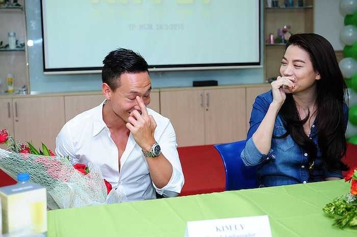 Cả hai liên tục trò chuyện và chia sẻ những cử chỉ đầy tình cảm.