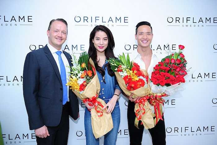 Trương Ngọc Ánh, Kim Lý và ông Johan De Geer, giám đốc thương hiệu mỹ phẩm do hai người làm đại sứ tại Việt Nam.